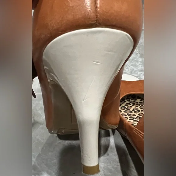 Kenneth Cole Reaction Mary Jane Peep Toe 3’ Heel Brown with White Strap Size 7 - Picture 7 of 11